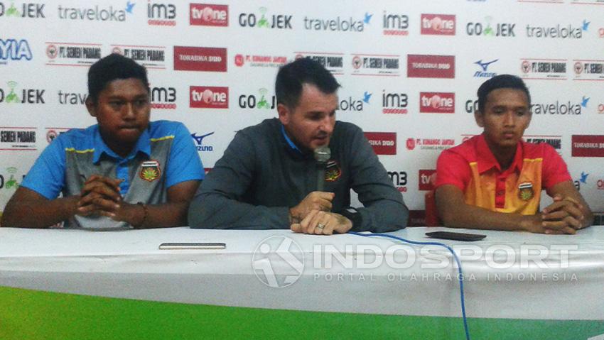 Preskon Pelatih Bhayangkara FC, Simon McMenemy. Copyright: Taufik Hidayat/Indosport.com