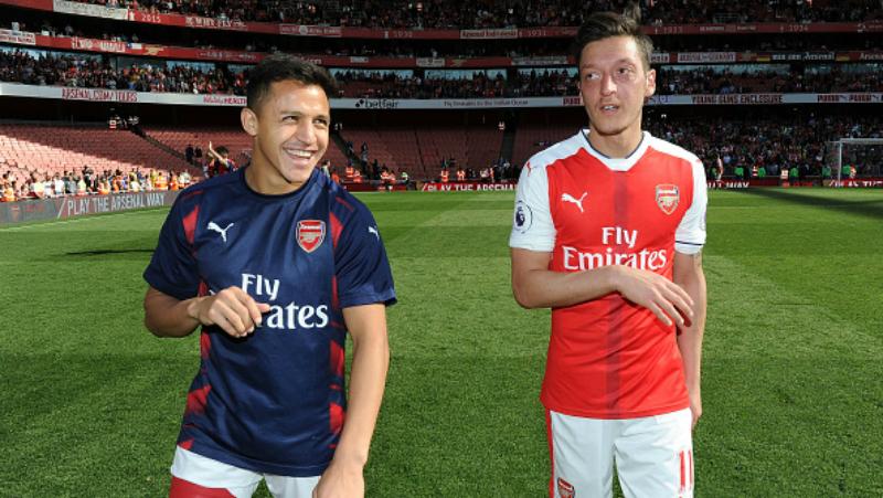 Mesu Ozil dan Alexis Sanchez, dua bintang Arsenal. Copyright: INDOSPORT