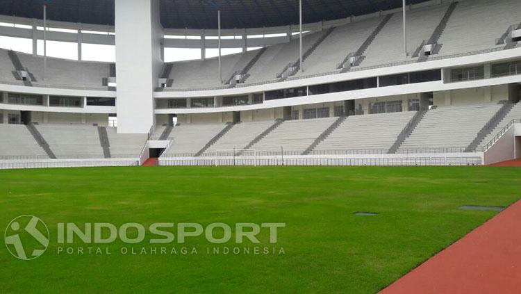 Kondisi lapangan Stadion Batakan yang disebut berkualitas internasional. Copyright: Indosport/Teddy Rumengan