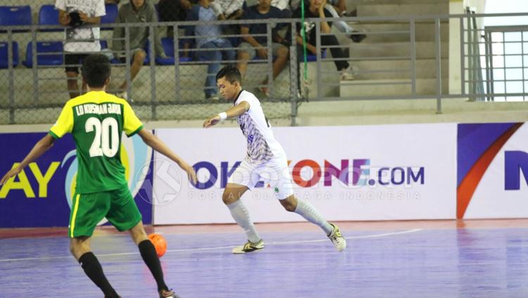 Salah satu pemain Futsal Jawa Barat tengah mengeksekusi bola ke arah gawang tim Sulawesi Tenggara. Copyright: Zainal Hasan/INDOSPORT
