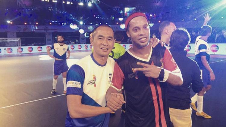 Kurniawan Dwi Yulianto melakukan pertandingan futsal dengan legenda Barcelona, Ronaldinho. Copyright: Instagram @kurniawanqana