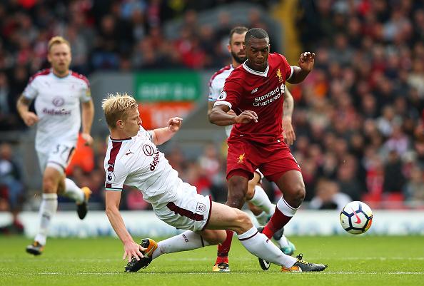 Duel antara pemain Liverpool vs Burnley. Copyright: INDOSPORT