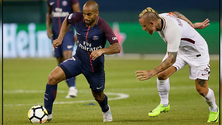 Lucas Moura (kiri) gelandang serang PSG. Copyright: INDOSPORT