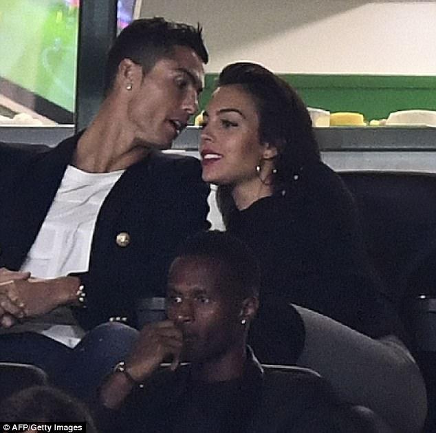 Ronaldo dan Kekasihnya Georgina Rodriguez menyaksikan laga Sporting Lisbon. Copyright: Dailymail