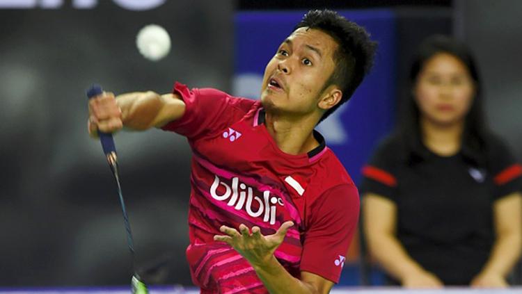 Anthony Sinisuka Ginting smash shuttlecock dari Jonatan Christie. Copyright: INDOSPORT