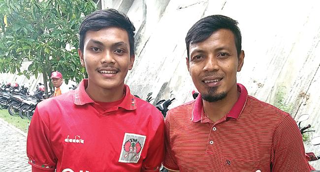 Anak dan ayah sesama pemain belakang Timnas. Copyright: Jawa Pos