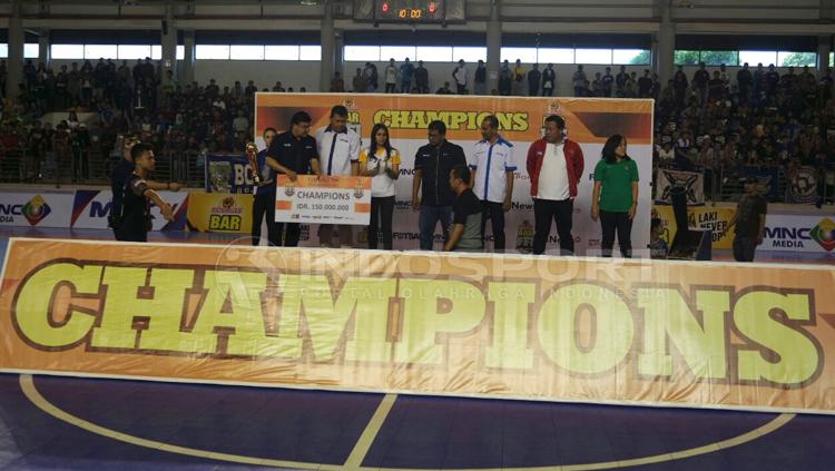 Pemberian hadiah kepada tim Futsal Jawa Barat sebagai juara di FFI Championship 2017. Copyright: Zainal Hasan/INDOSPORT