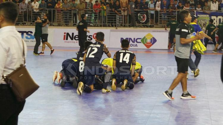 Sujud syukur para pemain Futsal Jawa Barat sebagai juara FFI Championship 2017. - INDOSPORT