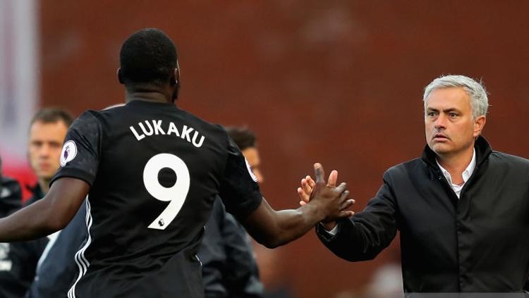 Romelu Lukaku dan Jose Mourinho. Copyright: INDOSPORT