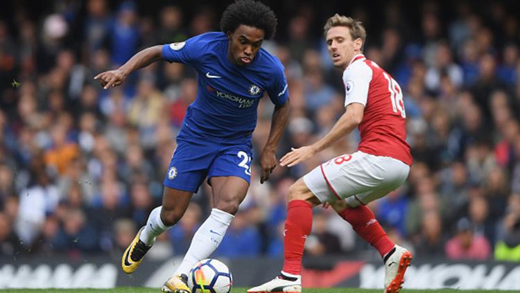 Willian berhasil melewati Nacho Monreal. Copyright: INDOSPORT