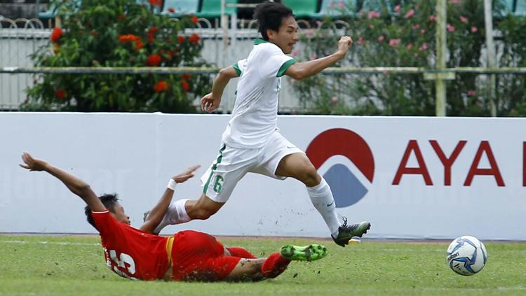 Muhammad Iqbal berhasil melewati pemain Myanmar. Copyright: PSSI