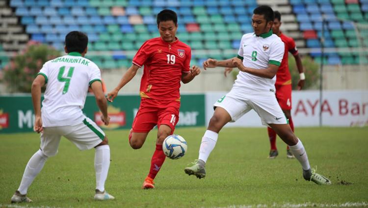 Rafli Nursalim dan Samuel Christianson Simanjuntak tengah menghalau pemain Myanmar. Copyright: PSSI
