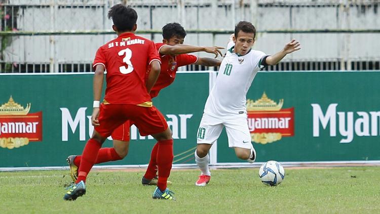 Egy Maulana Vikri (kanan) dijatuhkan pemain Myanmar. Copyright: PSSI