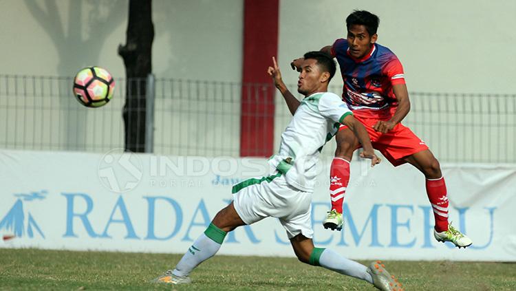 Tendangan pemain Persigo Semeru FC (belakang) berhasil melewati pemain Persekap Kota Pasuruan. Copyright: Ian Setiawan/INDOSPORT