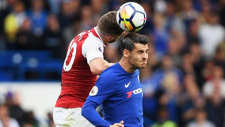 Shkodran Mustafi berusaha mendapatkan bola dari Alvaro Morata. Copyright: INDOSPORT