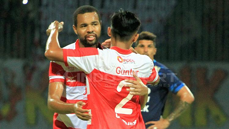 Thiago Furtuoso melakukan selebrasi bersama rekan satu timnya. Copyright: Ian Setiawan/INDOSPORT