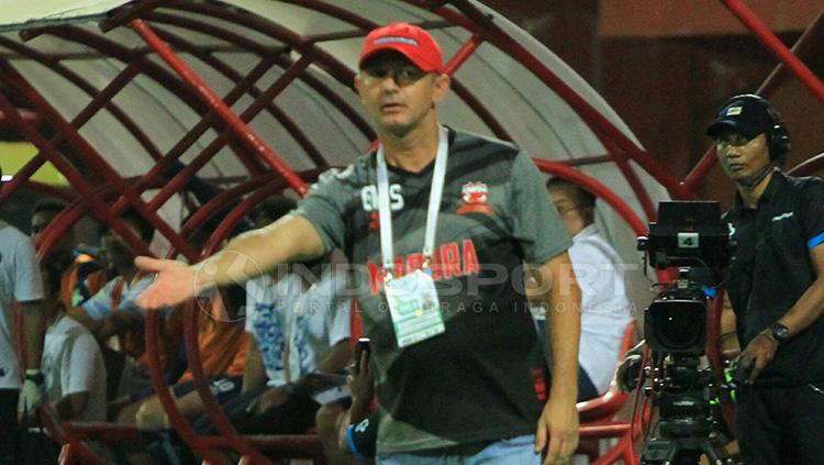 Pelatih Madura United, Gomes De Oliviera. Copyright: Ian Setiawan/INDOSPORT