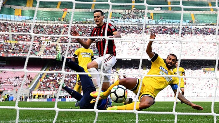 Momen gol Nikola Kalinic ke gawang Udinese. Copyright: INDOSPORT