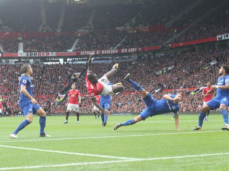 Tendangan akrobatik yang coba dilakukan Romelu Lukaku. Copyright: Twitter Manchester United