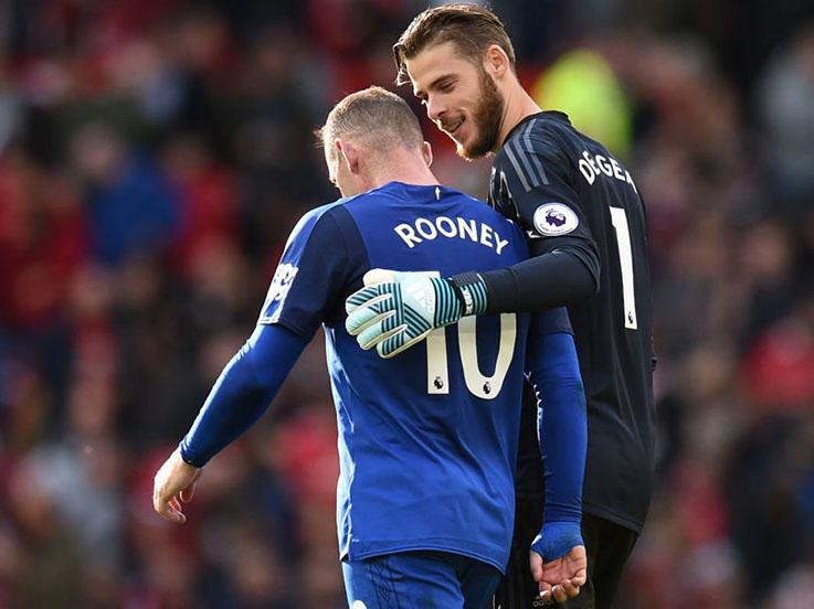 David De Gea mengajak Wayne Rooney bercengkrama. Copyright: Twitter Squawka News