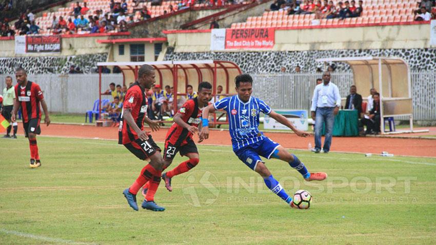 Persipura Jayapura vs Persiba Balikpapan Copyright: Teddy Rumengan/Indosport.com