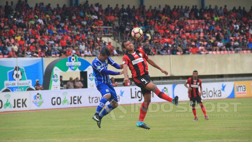 Persipura Jayapura vs Persiba Balikpapan Copyright: Teddy Rumengan/Indosport.com