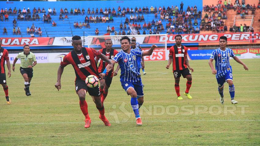 Persipura Jayapura vs Persiba Balikpapan Copyright: Teddy Rumengan/Indosport.com