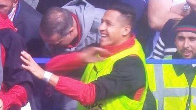 Alexis Sanchez tertangkap kamera sedang menertawakan Alexandre Lacazette yang gagal mencetak gol. Copyright: Thesun.co.uk