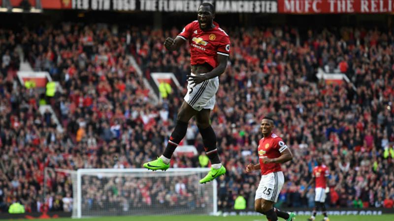 Romelu Lukaku melakukan selebrasi pasca mencetak gol ke gawang Everton. Copyright: INDOSPORT