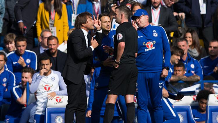 Antonio Conte berdebat dengan wasit Michael Oliver usai insiden kartu merah David Luiz. Copyright: INDOSPORT