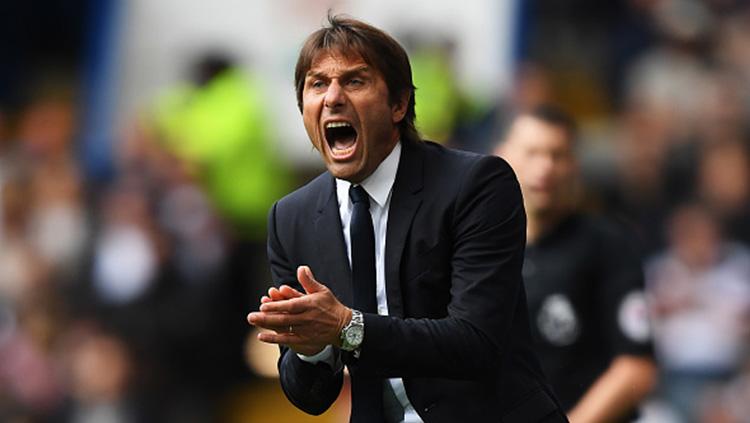 Antonio Conte berikan instruksi kepada para pemainnya. Copyright: INDOSPORT