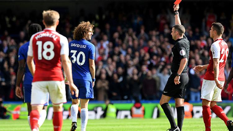 David Luiz diberikan kartu merah oleh wasit. Copyright: INDOSPORT