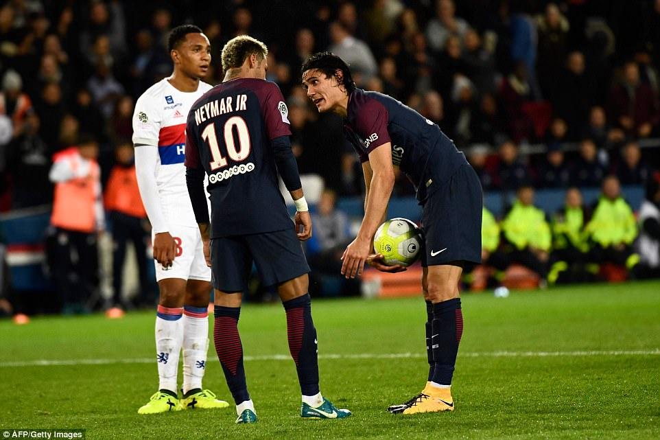 Cavani dan Neymar beradu mulut untuk menjadi eksekutor penalti Copyright: dailymail.co.uk