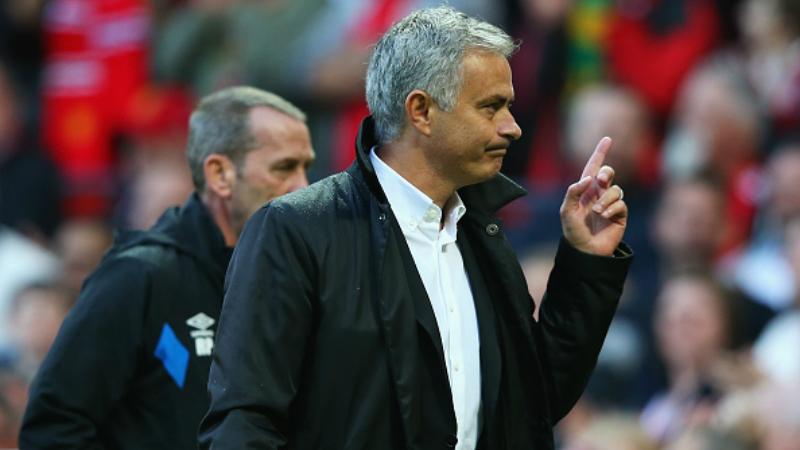 Jose Mourinho saat laga melawan Everton. Copyright: INDOSPORT