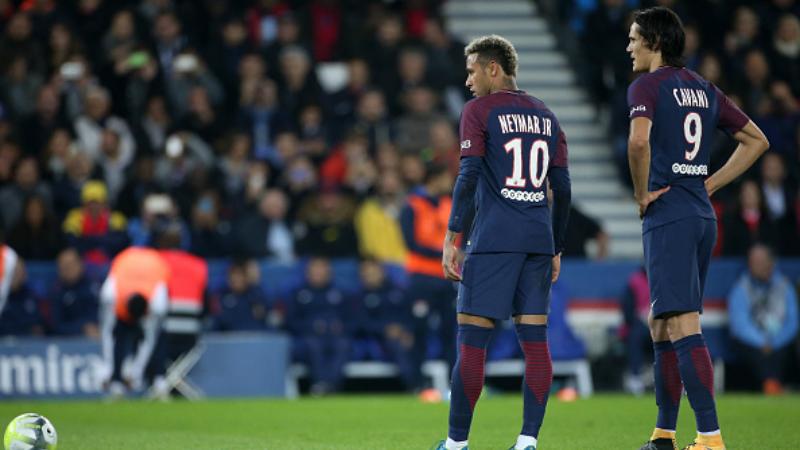 Neymar dan Cavani saat hendak melakukan eksekusi tendangan penalti. Copyright: INDOSPORT