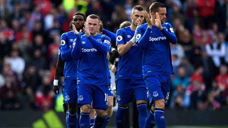 Para pemain Everton tepuk tangan sebagai bentuk apresiasi kepada para fans. Copyright: INDOSPORT