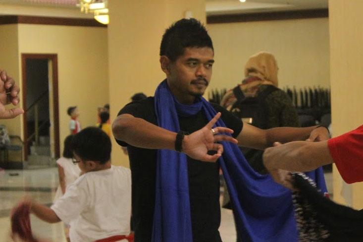 Bambang Pamungkas belajar menari. Copyright: citaprasanna.com