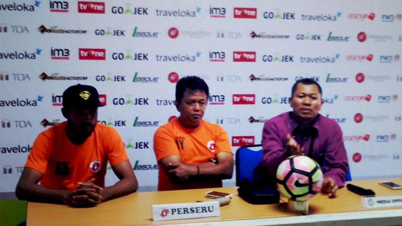 Pelatih Perseu Serui, Agus Yuwono dan pemainnya, Arthur Bonai Copyright: Media Persija