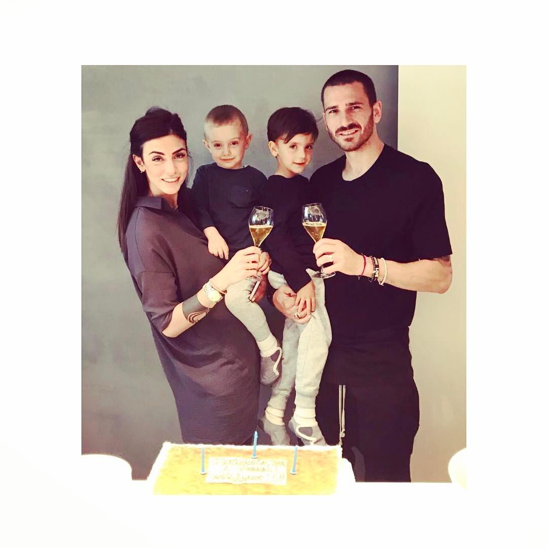 Martina dan sang suami, Bonucci, berserta anak-anaknya. Copyright: INDOSPORT