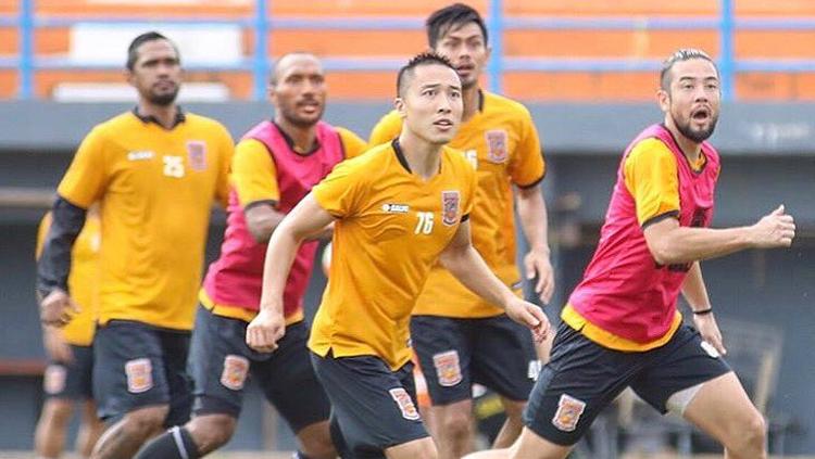 Arthur Irawan saat jalani latihan bersama Borneo FC. Copyright: Twitter@irawan_arthur