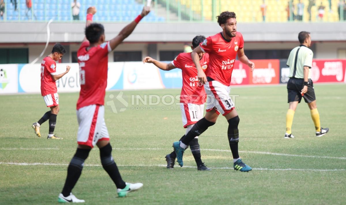 Selebrasi pemain Persija Jakarta, Willian Pachecho (kanan) usai mencetak gol ke gawan Perseru Serui. Copyright: Herry Ibrahim/INDOSPORT
