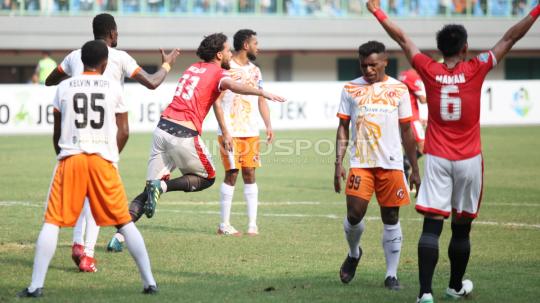 Selebrasi pemain Persija Jakarta, Willian Pachecho (tengah) usai mencetak gol ke gawang Perseru Serui. (INDOSPORT/Herry Ibrahim)
