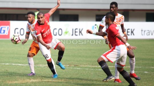 Aksi striker Persija Jakarta, Bruno Lopes (kedua dari kiri) melepaskan tendangan ke gawang Perseru Serui. (INDOSPORT/Herry Ibrahim)