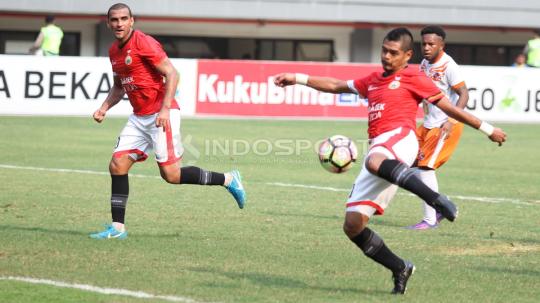 Aksi Bambang Pamungkas (kanan) di depan gawang Perseru Serui. Sayang, peluang tersebut gagal menjadi gol. (INDOSPORT/Herry Ibrahim)