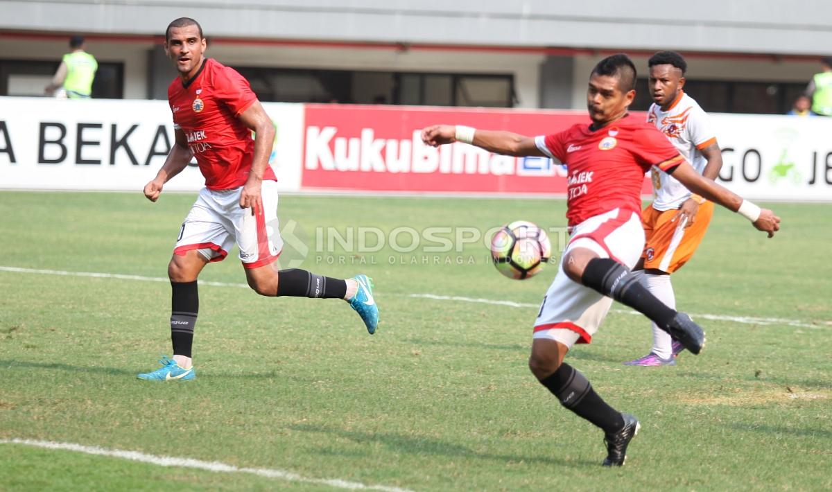 Aksi Bambang Pamungkas (kanan) di depan gawang Perseru Serui. Sayang, peluang tersebut gagal menjadi gol. Copyright: Herry Ibrahim/INDOSPORT