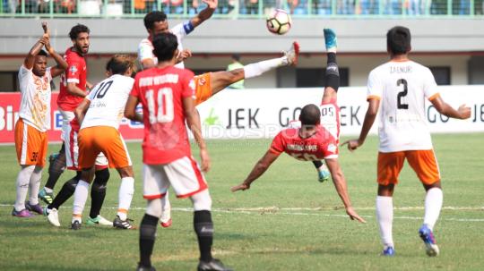 Aksi tendangan salto dari striker Persija Jakarta, Bruno Lopes (kedua dari kanan) ke gawang Perseru. (INDOSPORT/Herry Ibrahim)