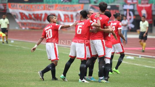 Selebrasi para pemain Persija Jakarta usai gol yang dicetak Willian Pachecho. (INDOSPORT/Herry Ibrahim)