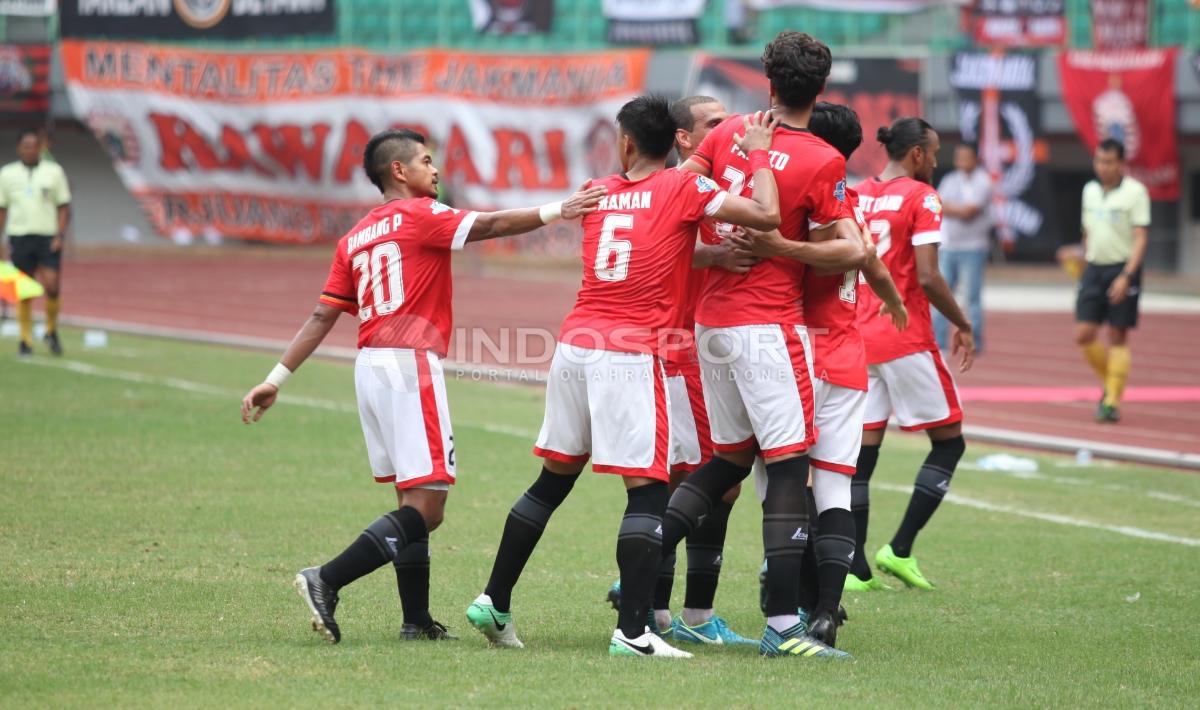 Selebrasi para pemain Persija Jakarta usai gol yang di cetak Willian Pachecho. Copyright: Herry Ibrahim/INDOSPORT