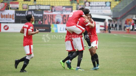 Selebrasi para pemain Persija Jakarta usai gol yang dicetak Willian Pachecho. (INDOSPORT/Herry Ibrahim)