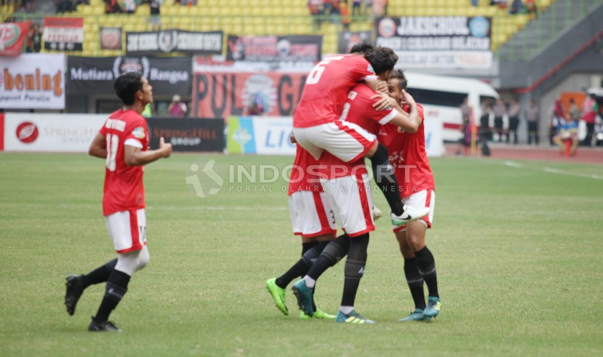 Selebrasi para pemain Persija Jakarta usai gol yang di cetak Willian Pachecho. Copyright: Herry Ibrahim/INDOSPORT